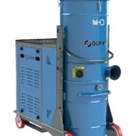 Kék DU-PUY ipari porszívó két kerekű alvázzal, rozsdamentes acél védőkorlátokkal és kezelőpanellel, ipari használatra.